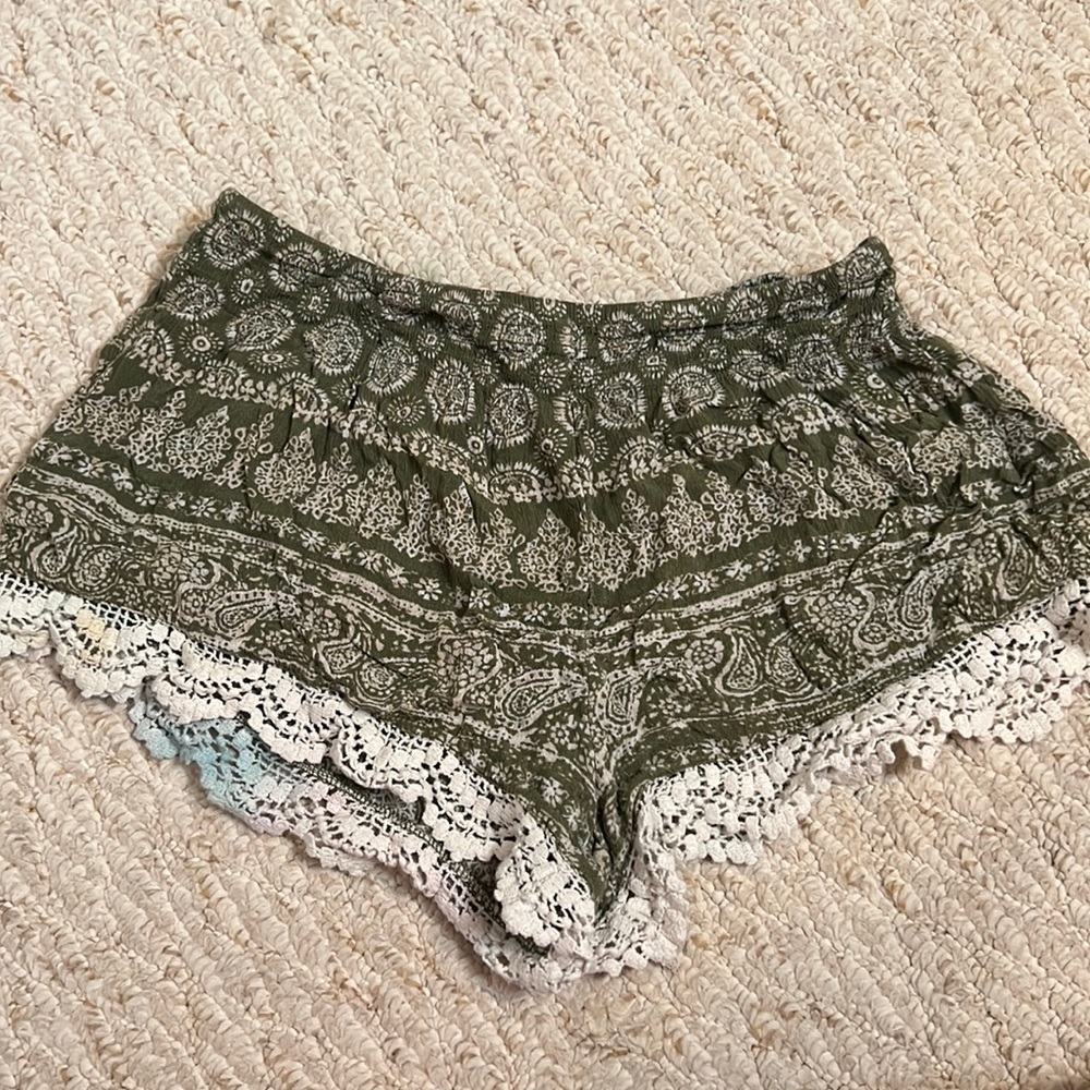 Forever 21 Green Patterned Shorts, Size: Medium